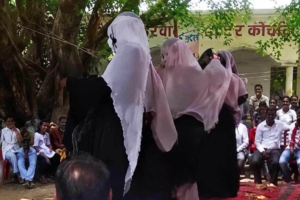 डांस में शामिल लड़कियां, फोटो सोर्स- X Jalaun police