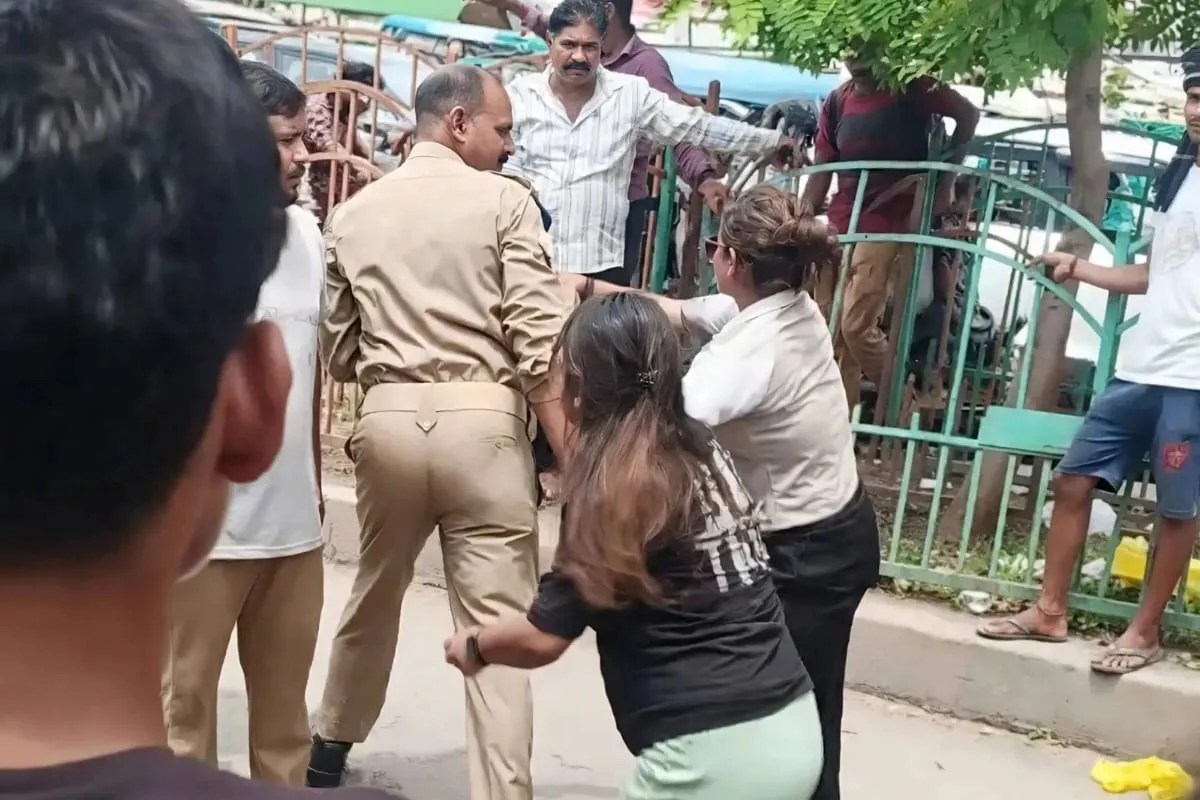 होमगार्ड की पिटाई, फोटो सोर्स- X वीडियो ग्रैब