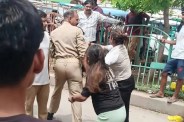 होमगार्ड की पिटाई, फोटो सोर्स- X वीडियो ग्रैब