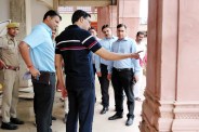 निरीक्षण करते कमिश्नर डॉक्टर लोकेश एम, फोटो सोर्स- X प्रयागराज कमिश्नर