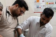 घायल का इलाज करते डॉक्टर, फोटो सोर्स- पत्रिका