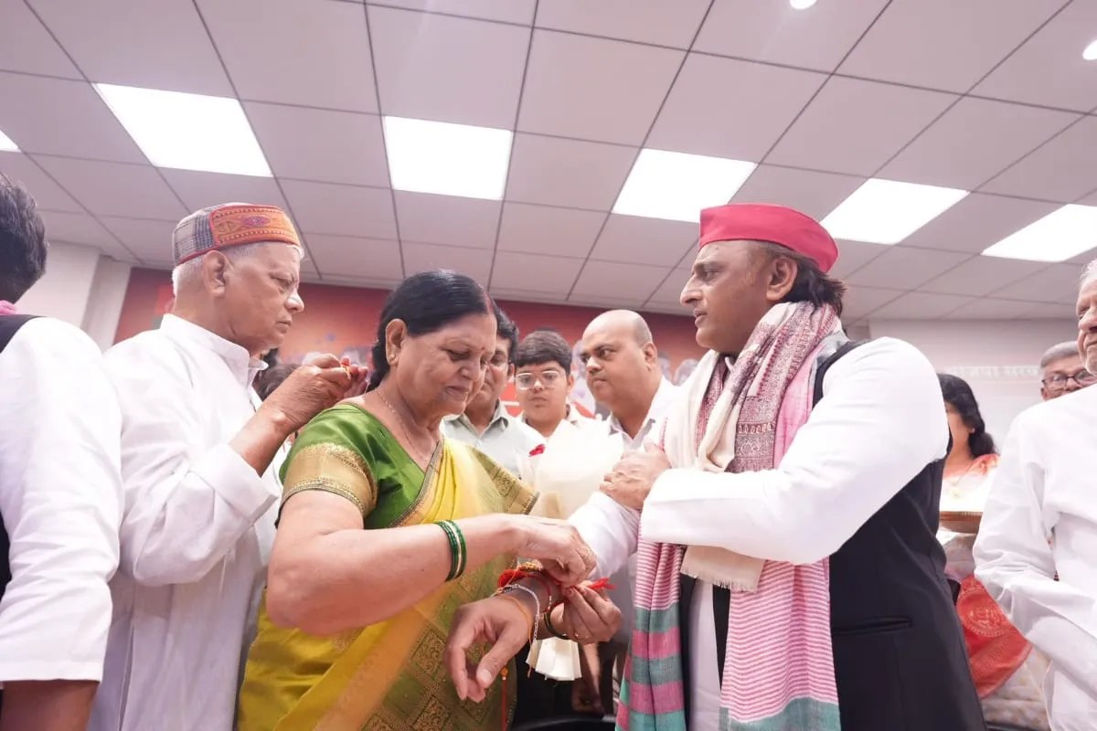 राखी बंधवाते अखिलेश यादव, फोटो सोर्स- X अखिलेश यादव