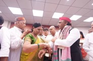 राखी बंधवाते अखिलेश यादव, फोटो सोर्स- X अखिलेश यादव