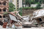 स्वामीनारायण मंदिर में गिरी तीन मंजिला इमारत, फोटो सोर्स- X वीडियो ग्रैब
