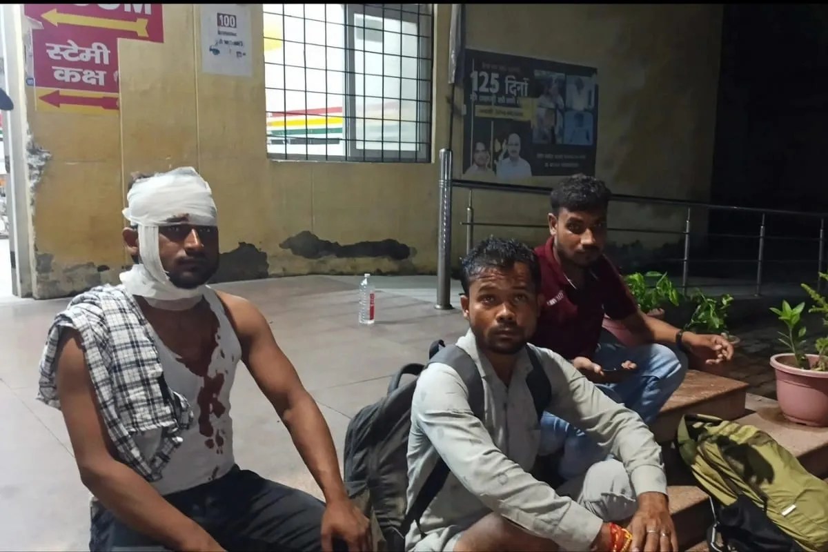 स्वास्थ्य केंद्र में बैठे घायल यात्री, फोटो सोर्स- पत्रिका