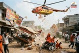 Jhansi Kanwar Yatra Viral Video Jhansi Helicopter Flower Shower Kanwar Yatra Helicopter Video