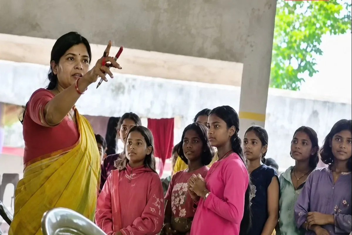 Hostel guard washed cloth and massage from girls
