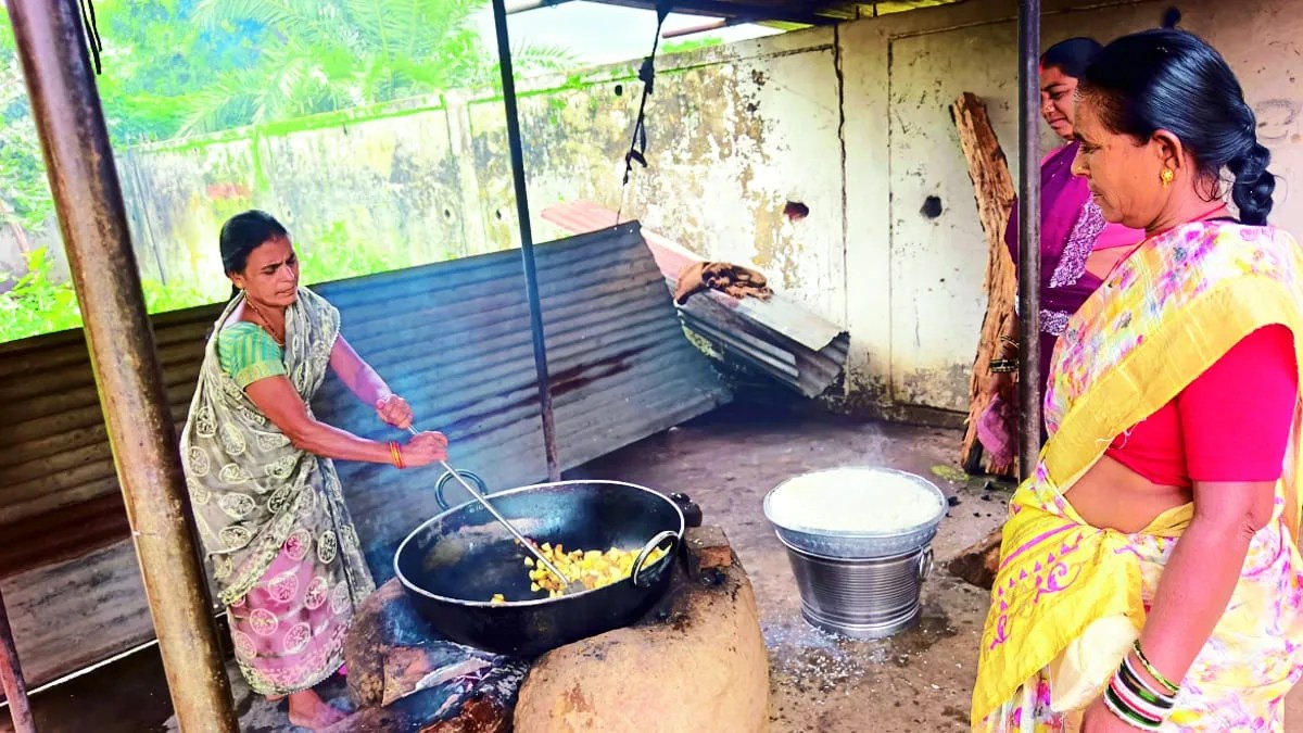 बच्चों को स्कूली शिक्षा से जोडऩे, अतिरिक्त पोषण देने और स्वास्थ्य सुधारने के उद्देश्य से शुरू की गई मध्याह्न भोजन योजना अब सिर्फ नाम की रह गई है। ग्राउंड रिपोर्ट में सामने आया कि अधिकांश स्कूलों और आंगनबाड़ी केंद्रों में बच्चों को मेन्यू से अलग भोजन परोसा जा रहा है।