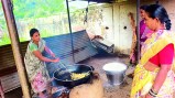 बच्चों को स्कूली शिक्षा से जोडऩे, अतिरिक्त पोषण देने और स्वास्थ्य सुधारने के उद्देश्य से शुरू की गई मध्याह्न भोजन योजना अब सिर्फ नाम की रह गई है। ग्राउंड रिपोर्ट में सामने आया कि अधिकांश स्कूलों और आंगनबाड़ी केंद्रों में बच्चों को मेन्यू से अलग भोजन परोसा जा रहा है।