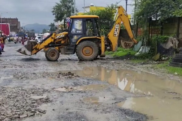 Ambikapur News: एनएच पर गड्ढे में फंसी भाजपा संगठन महामंत्री की कार, प्रभारी मंत्री ओपी चौधरी को लगाई फटकार, कहा- यहां कभी आते हैं या नहीं… | Bjp General ...