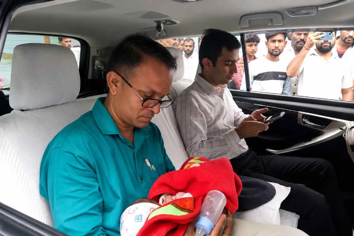 Baby girl found in the bushes: झाड़ियों में मिली बच्ची (Photo Source - Patrika)