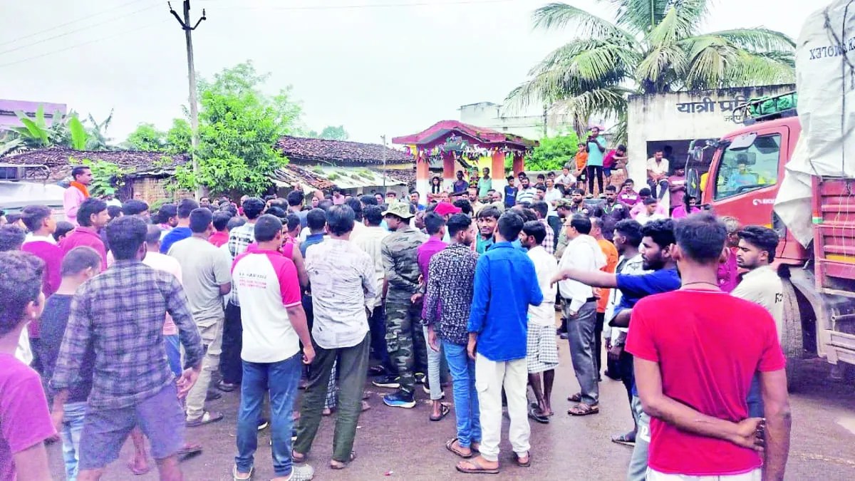 नेशनल हाइवे पर तैनात आरटीओ उड़नदस्ता की टीम पर ट्रक चालकों ने अवैध वसूली का आरोप लगा रहे हैं। मामला ग्राम मुंजालगोंदी का है। ट्रक चालकों का आरोप है कालर पकड़कर ट्रक चालक को नीचे उतारकर एंट्री के नाम पर पैसा मांगा गया। इस मामले में चालकों ने कलेक्टर से शिकायत की है।