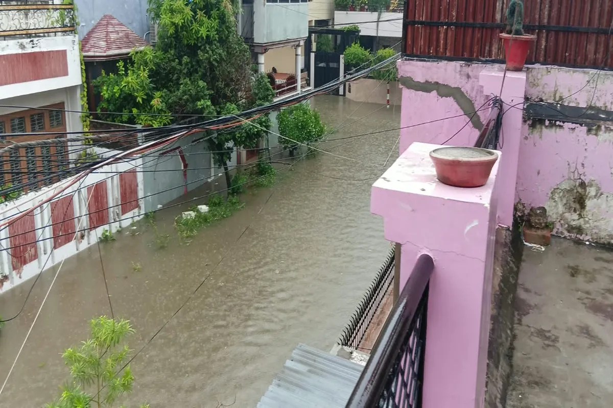 तेज हवाओं के साथ बारिश के बाद बदला मौसम का मिजाज, सड़कों पर दिखा बारिश का असर (फोटो सोर्स : भाषा संवाद WhatsApp News Group)