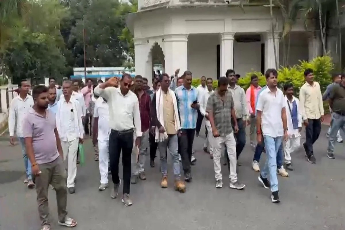 Sarpanch protest against Ambikapur Block CEO