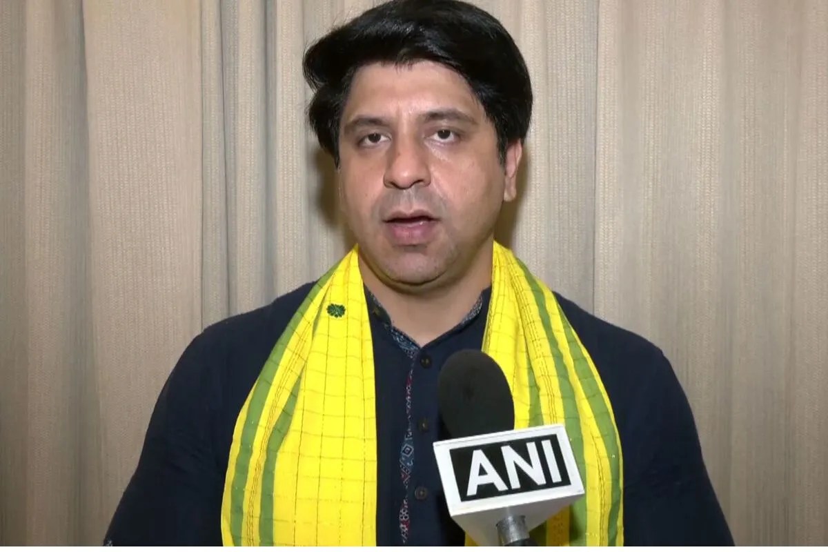 Shehzad Poonawalla resigns