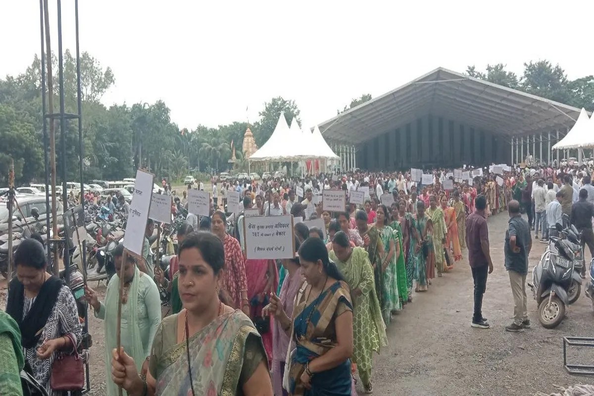 Surguja teacher's protest in Ambikapur