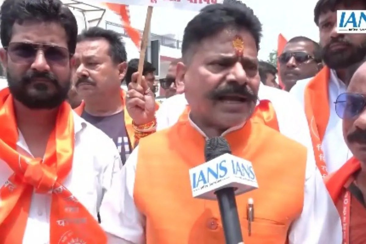Pappu Yadav News, Pappu Yadav Protest, Vishva Hindu Raksha Parishad, Lucknow Protest News, Pappu Yadav Video, Ram Mandir Donation Controversy, Sanatan Dharma News, Parliament Protest News, पप्पू यादव, पप्पू यादव वीडियो, विश्व हिंदू रक्षा परिषद, गोमतीनगर विरोध प्रदर्शन, राम मंदिर दान विवाद, संसद प्रदर्शन पप्पू यादव बयान, उत्तर प्रदेश न्यूज, Pappu Yadav, Gopal Rai, Ram Mandir Chanda Theft,