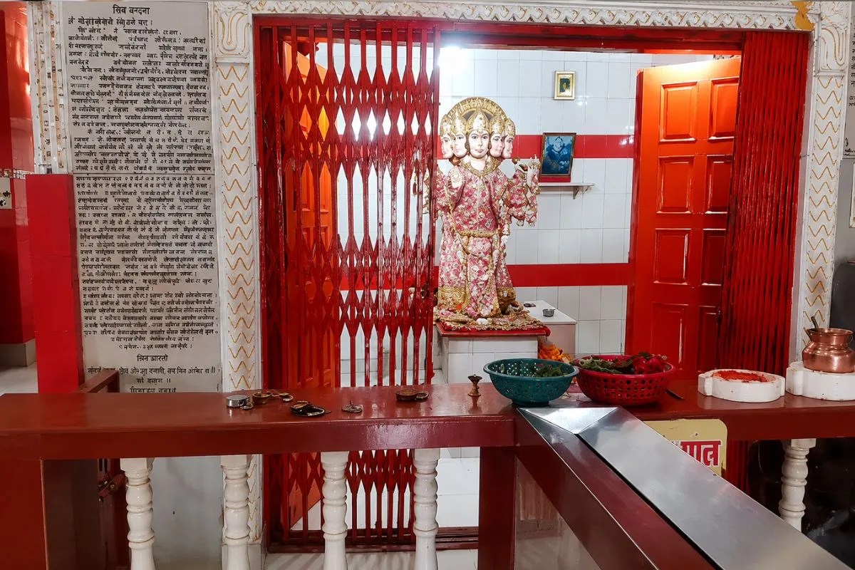Lucknow News, Panchmukhi Hanuman Mandir, Temple Theft in Lucknow, Silver Crowns Stolen, UP Police, UP News, लखनऊ समाचार, पंचमुखी हनुमान मंदिर, लखनऊ में मंदिर में चोरी, चांदी के मुकुट चोरी, यूपी पुलिस, Crime News