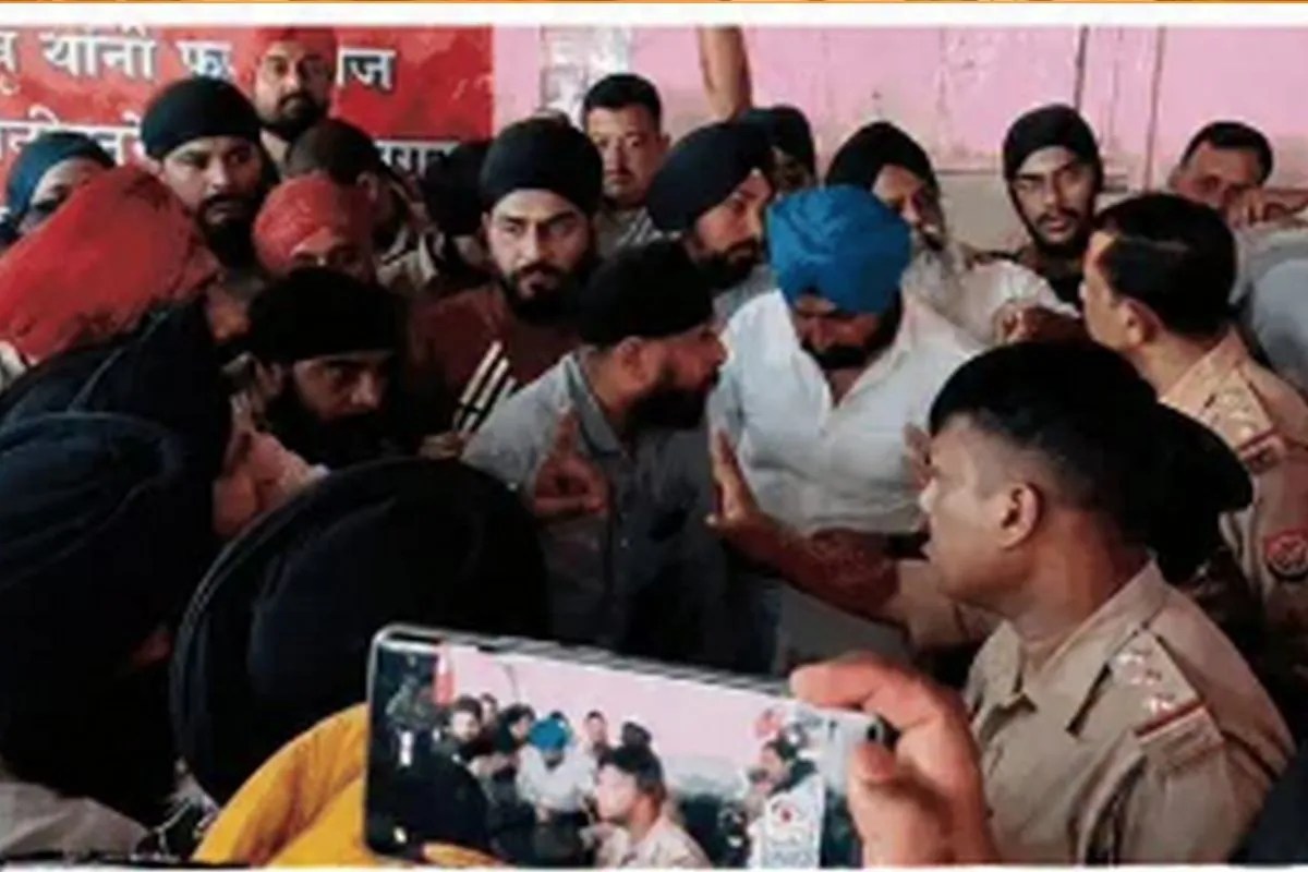Kanpur News, Sikh Community Protest, Fazalganj Police Station, Guru Gobind Singh, UP Police, Kanpur Police, UP News,कानपुर सिख समुदाय का विरोध, फजलगंज पुलिस स्टेशन, गुरु गोबिंद सिंह, यूपी पुलिस, कानपुर पुलिस, यूपी न्युज, Guru Gobind Singh Controversy, Kanpur News, Bulldozer Action