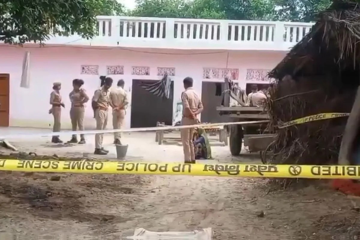 घटनास्थल का निरीक्षण करती पुलिस, फोटो सोर्स- पत्रिका