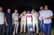 मुठभेड़ में घायल को ले जाती पुलिस, फोटो सोर्स- औरैया पुलिस
