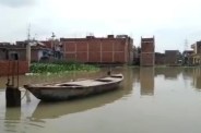 प्रभावित क्षेत्रों में नाव का सहारा, फोटो सोर्स- पत्रिका