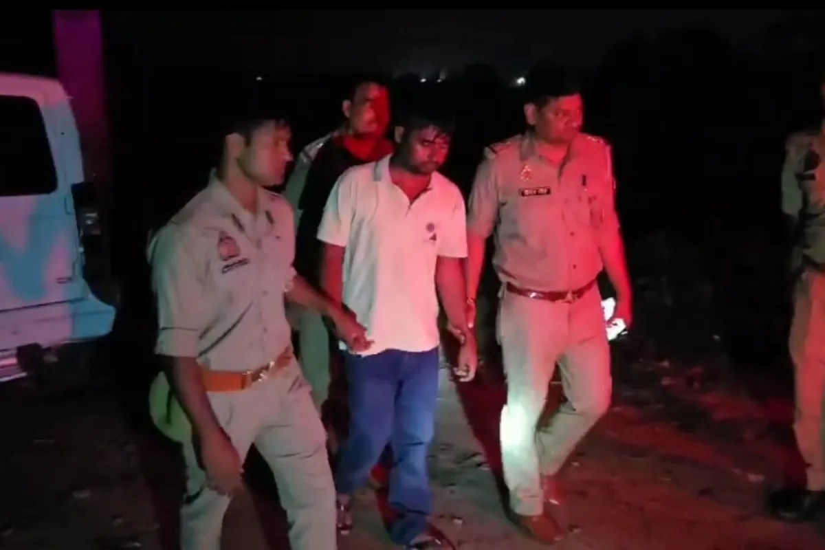 पुलिस के बीच घायल आरोपी, फोटो सोर्स- उन्नाव पुलिस