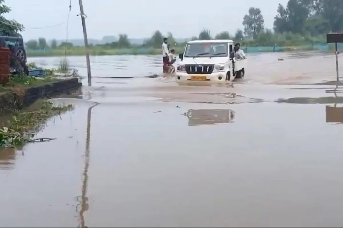 बाढ़ से यातायात प्रभावित, फोटो सोर्स- पत्रिका