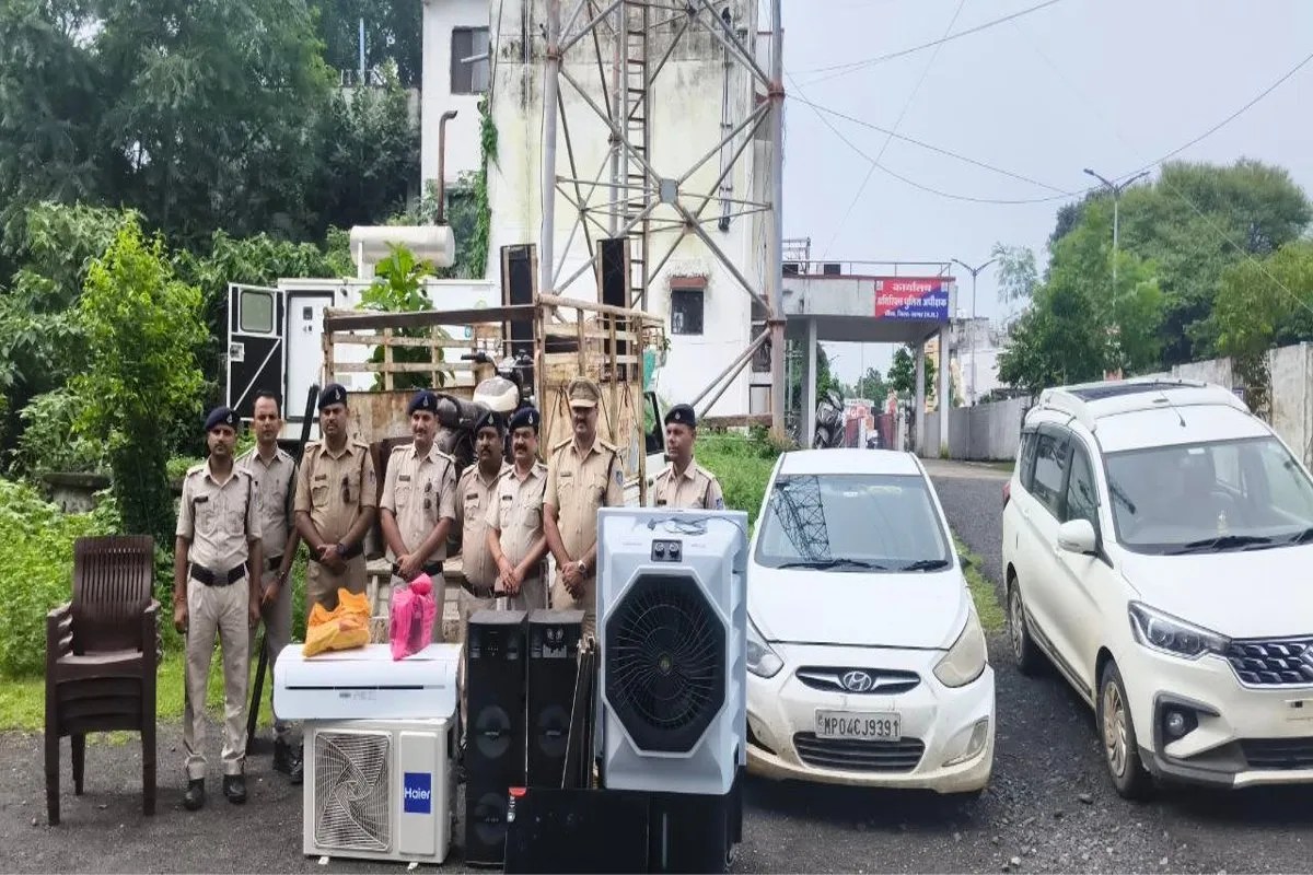 In Bina, goods worth ₹16 lakh including 250 grams of gold, two cars, a Bullet motorcycle, and expensive mobile phones were recovered from the accused