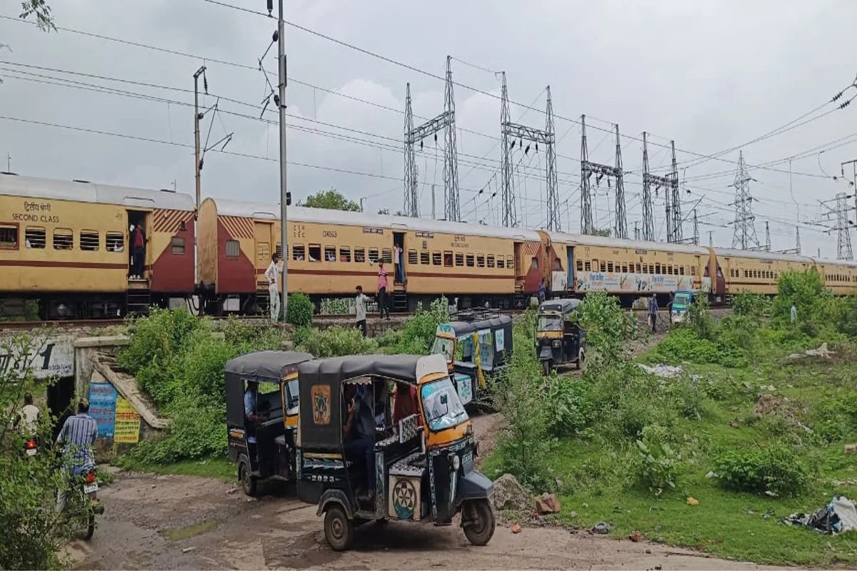 Margin time causes trouble for passengers; Bilaspur-Bhopal Express often waits for hours at the outer signa