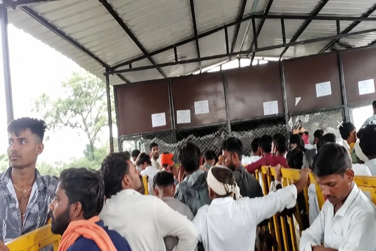 120 tonnes of DAP fertilizer distributed in a single day; farmers who reached the warehouse in the rain from the morning returned disappointed
