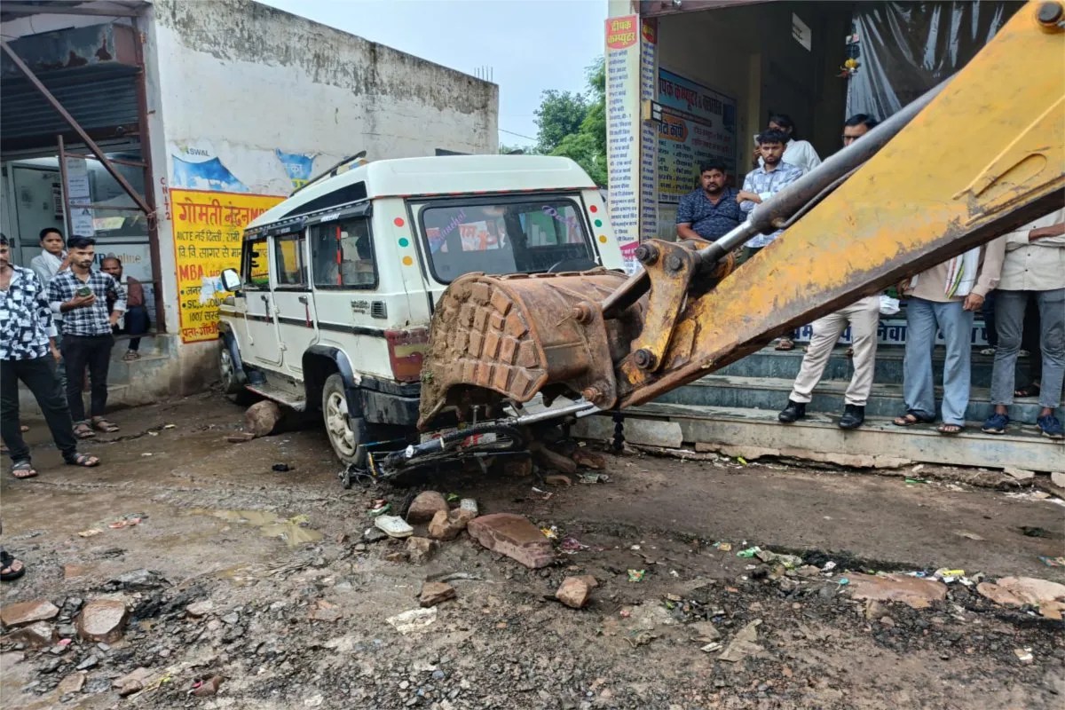 Accident in Bina: Accelerator pressed instead of brake; out-of-control car crashed into a wall after breaking through a railing and hitting a student.