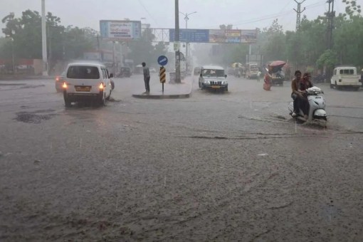 weather update heavy rain flood alert up uttarakhand