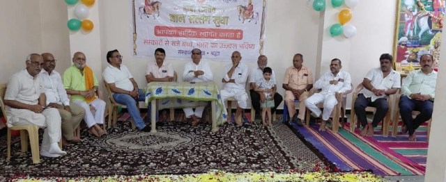 स्वतंत्रता दिवस समारोह गणमान्य लोग उपस्थित रहे।