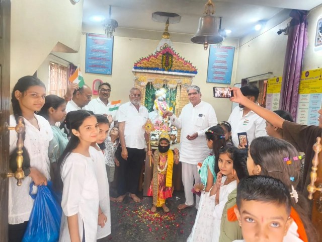 बाबा रामदेव की वेशभूषा में श्रीहान राजपुरोहित बाबा रामदेव मंदिर में दर्शन करते हुए।