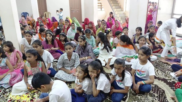 स्वतंत्रता दिवस समारोह में उपस्थित संस्कारशाला के छात्र-छात्राएं।