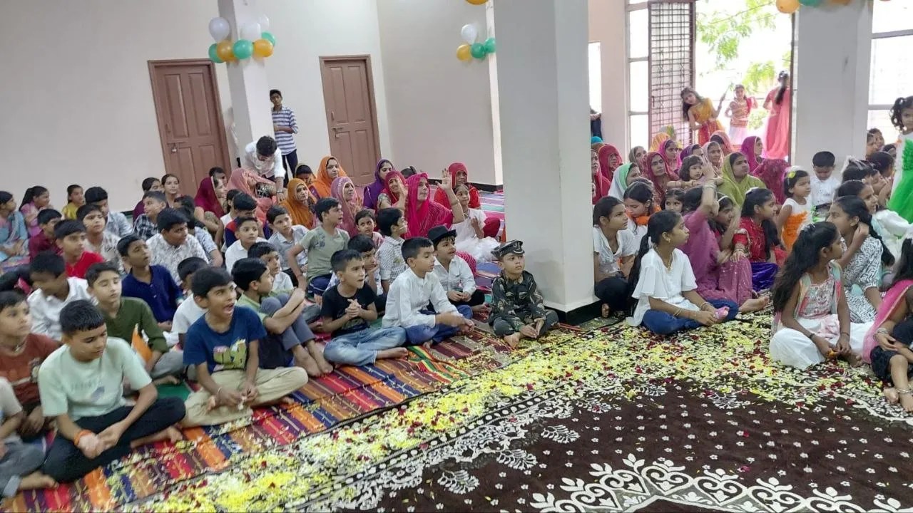 स्वतंत्रता दिवस समारोह में संस्कारशाला के बच्चों के साथ अभिभावक।