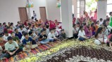 स्वतंत्रता दिवस समारोह में संस्कारशाला के बच्चों के साथ अभिभावक।