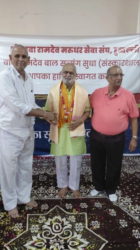 संस्कारशाला के वरिष्ठ सदस्य पंडित जेठमल श्रीमाली का सम्मान करते आयोजक एवं अतिथि।