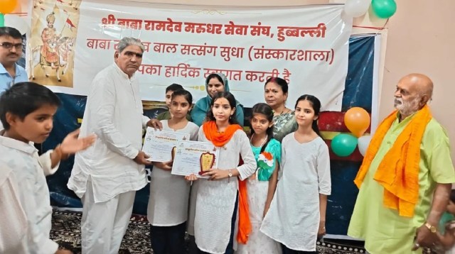 भावना, निरमा, कुलदीप, जीतू, लक्ष्मी एवं मान्यता सेन को प्रमाण-पत्र एवं मोमेंटो देकर सम्मानित करते अतिथि।