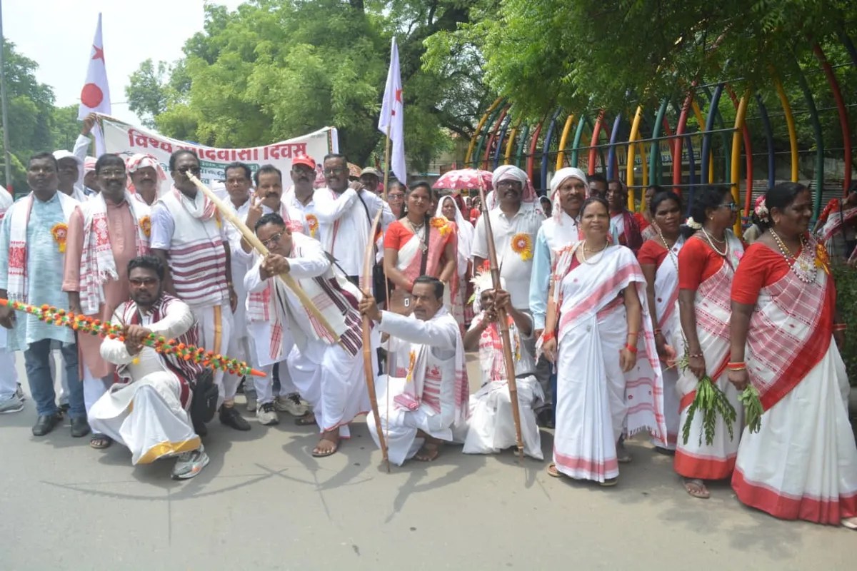 विश्व आदिवासी दिवस के अवसर पर रविवार को अंचल भर से आए उरांव एवं अन्य आदिवासी समाज के लोगों ने पारंपरिक वेशभूषा में धनुष-बाण के साथ नृत्य करते हुए चल समारोह निकाला। वनांचल के पारंपरिक वाद्ययंत्रों की सुरीली ध्वनि और लोकगीतों के बीच युवक-युवतियां उत्साह के साथ समारोह में शामिल हुए।