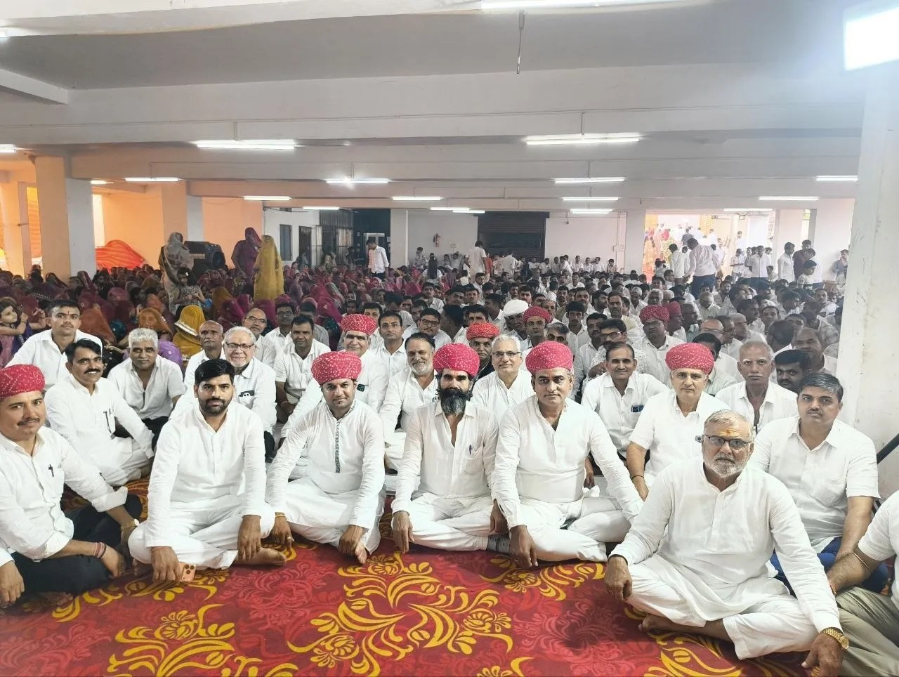 राजेश्वर भगवान की पुण्यतिथि पर आयोजित समारोह में चौधरी आंजणा समाज के लोग।