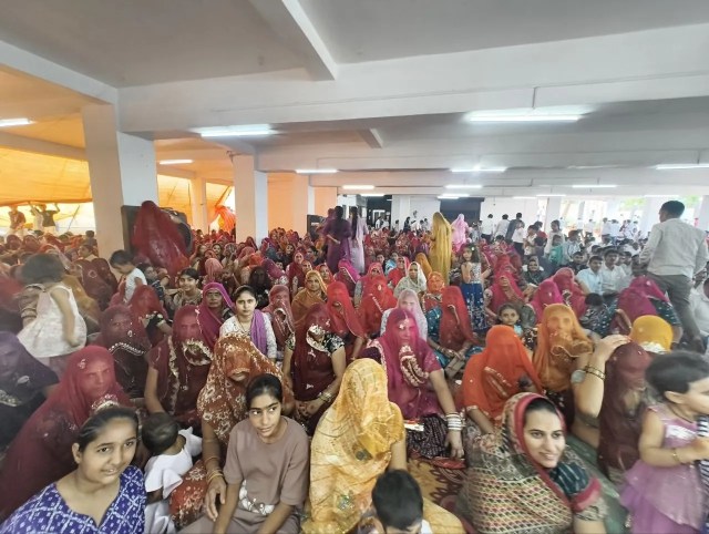 हुब्बल्ली के राजेश्वर भवन में राजेश्वर भगवान की 83वीं पुण्यतिथि पर पारंपरिक राजस्थानी परिधान में पहुंचीं आंजणा समाज की महिलाएं।