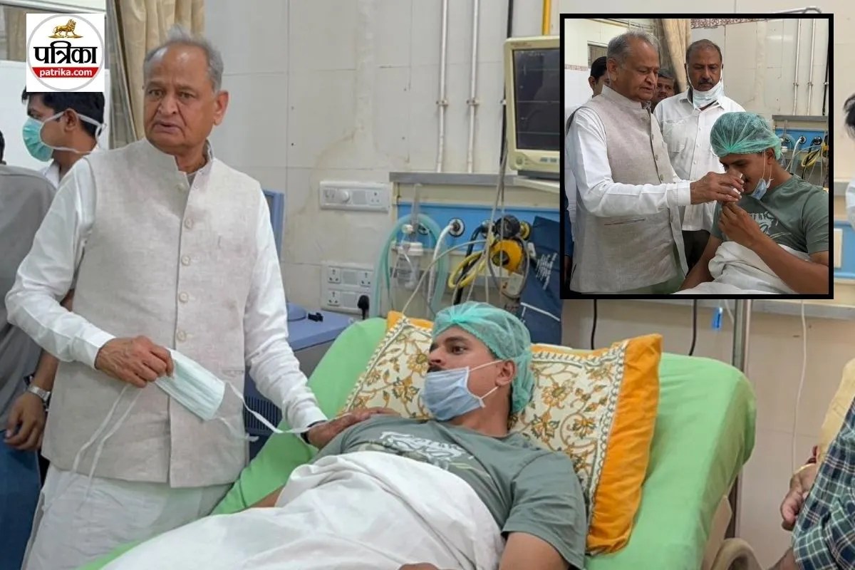 ashok gehlot meets shubham rewar sms hospital jaipur hunger strike