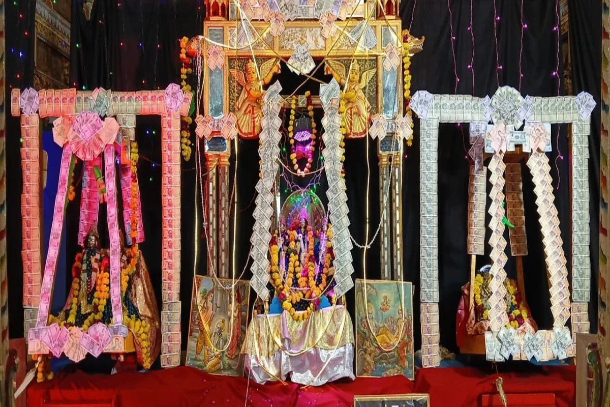 डीडवाना ओली स्थित बालाजी मंदिर में हिंडोला उत्सव जारी है। ये सोमवार, 31 अगस्त (कजली तीज) तक चलेगा। इस नौ दिवसीय उत्सव में प्रतिदिन ठाकुर जी के हिंडोले को अलग-अलग मनोहारी एवं आकर्षक स्वरूपों में सजाया जा रहा है। उत्सव में भगवान का विशेष शृंगार हो रहा है। गुरुवार को पांचवे दिवस महालक्ष्मी की झांकी लगाई गई।