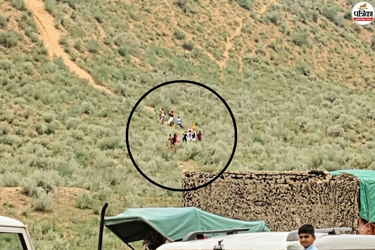 barmer kids cross dunes daily to reach school