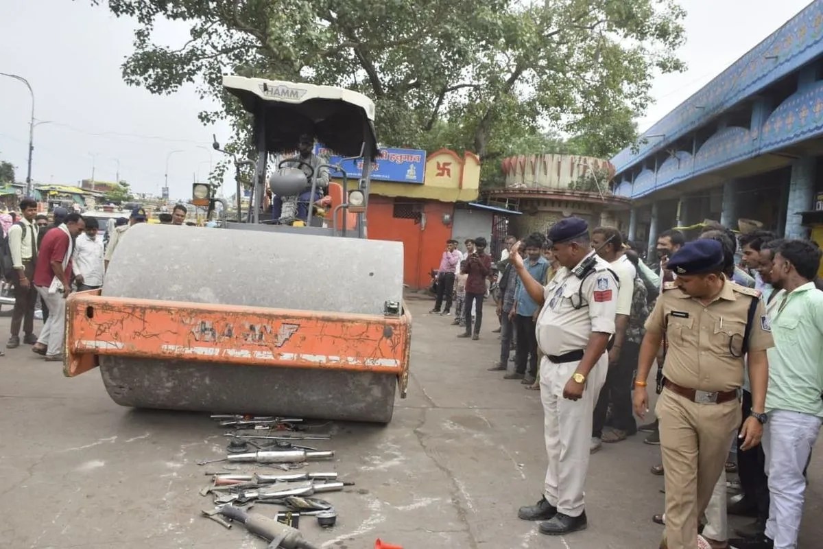 मॉडिफाइड साइलेंसर को रोड रोलर से नष्ट किया