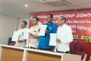 प्रतिभा पुरस्कार समारोह की जानकारी देते आयोजक।