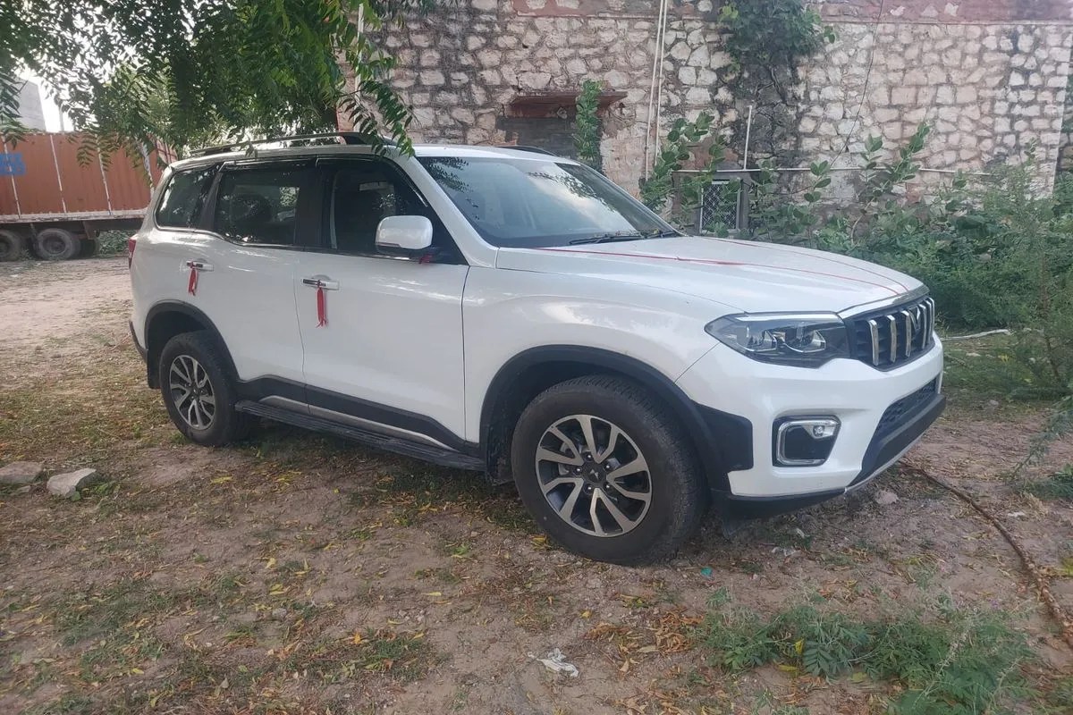 फर्जीवाड़े के आरोपियों से जब्त लग्जरी कार