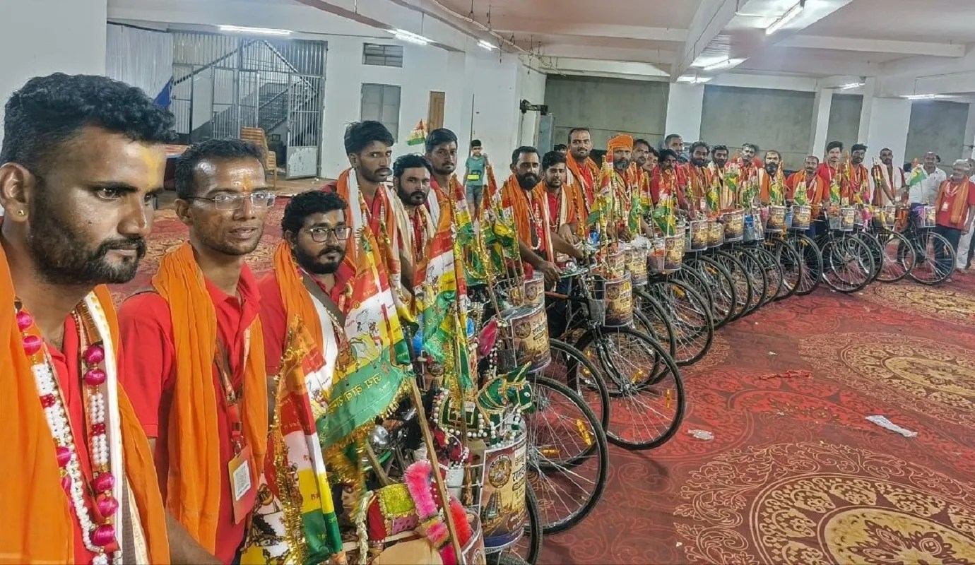हुब्बल्ली में चेन्नई से रामदेवरा धाम की करीब 3,000 किलोमीटर की साइकिल यात्रा पर निकले श्रद्धालुओं का दल। साइकिलों को बाबा रामदेव के प्रतीक घोड़े और धार्मिक ध्वजों से सजाया गया है।